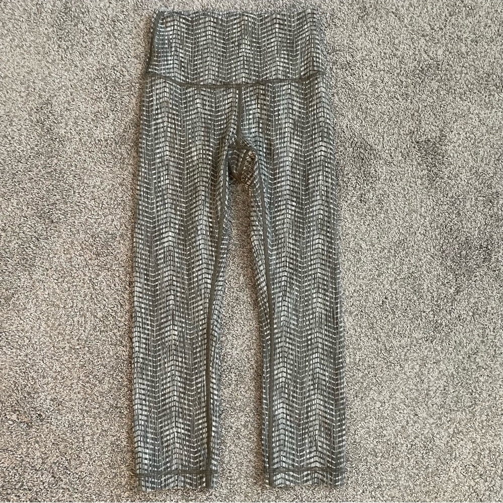 Lululemon Size 4 Wunder Under Crop III HR 21’’ Luon Silver Spoon Leggings